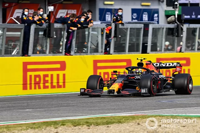 Sergio Pérez, Red Bull Racing RB16B cruza la meta