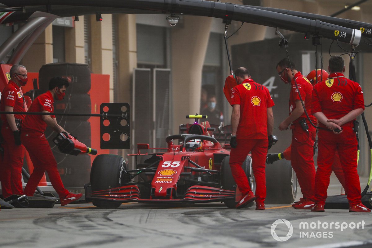Carlos Sainz Jr., Ferrari SF21, in the pits