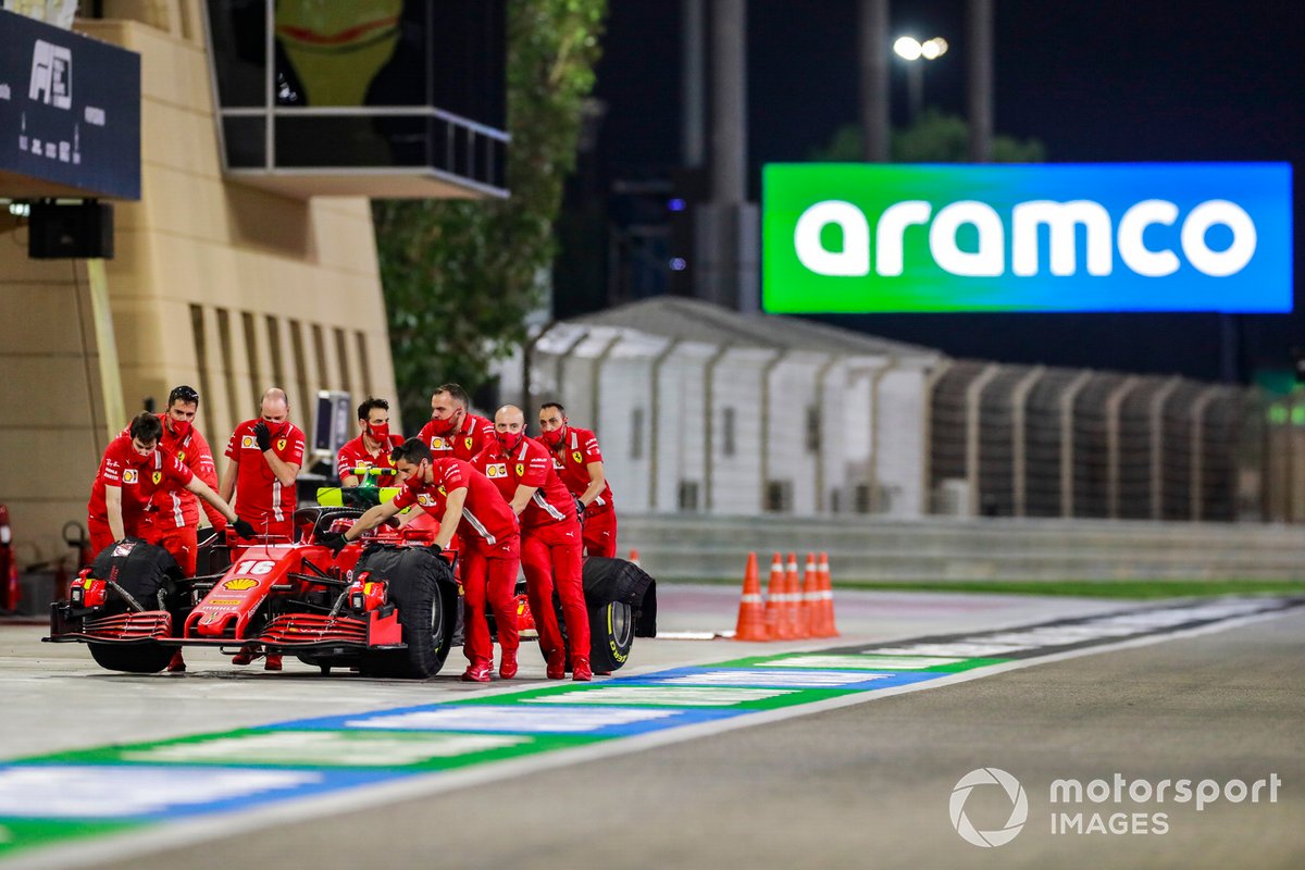 I meccanici della Ferrari riportano al box l'auto di Charles Leclerc, Ferrari SF1000