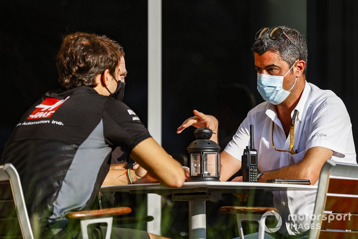 Michael Masi, director de carrera, con Pietro Fittipaldi, Haas F1