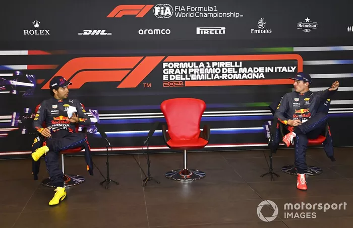 Sergio Pérez, Red Bull Racing, y Max Verstappen, Red Bull Racing, en la rueda de prensa