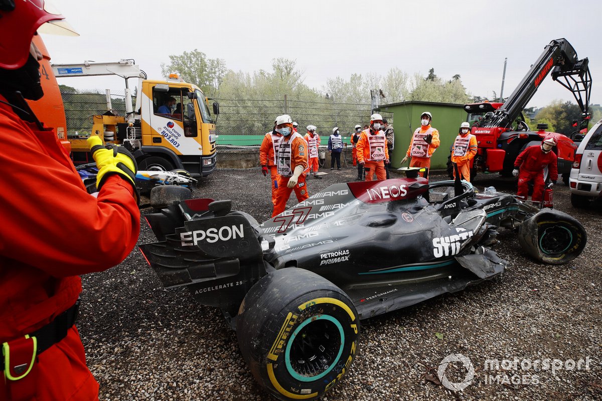 Les maréchaux nettoient la voiture endommagée de Valtteri Bottas, Mercedes W12, du bac à gravier