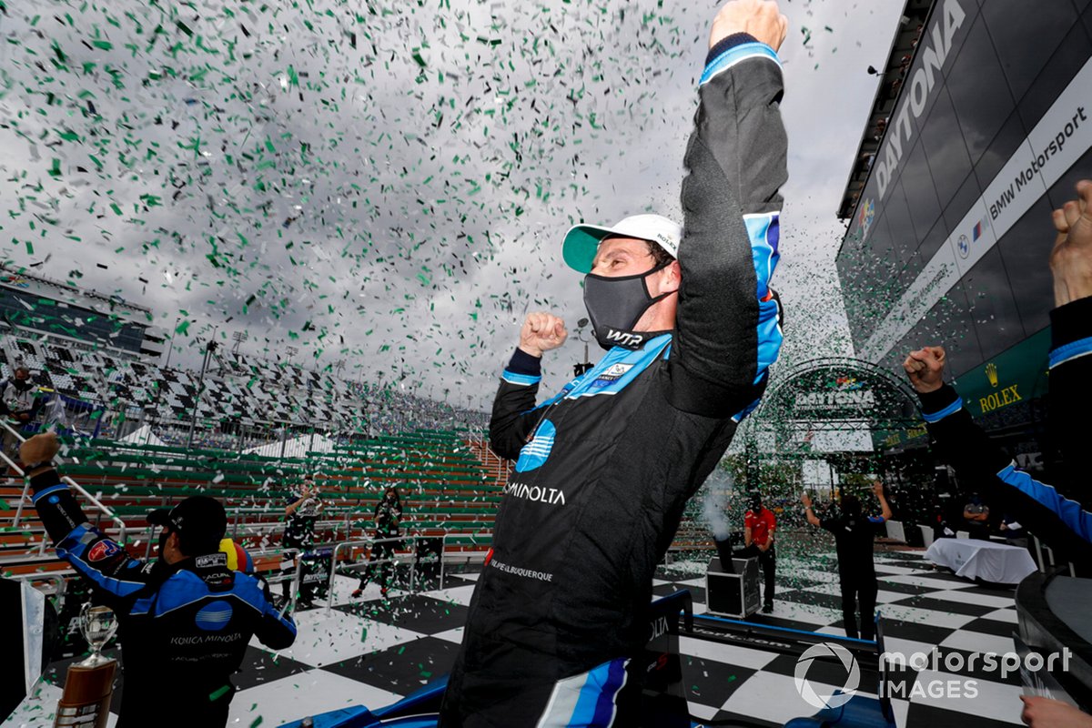 #10 Wayne Taylor Racing Acura ARX-05 Acura DPi: Filipe Albuquerque festeggia la vittoria
