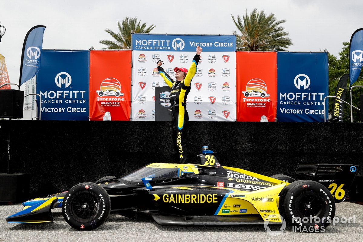 El ganador de la carrera, Colton Herta, Andretti Autosport Honda, celebra su victoria