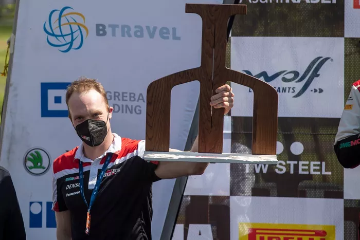 Podio: Jari-Matti Latvala, director del equipo Toyota Gazoo Racing WRT