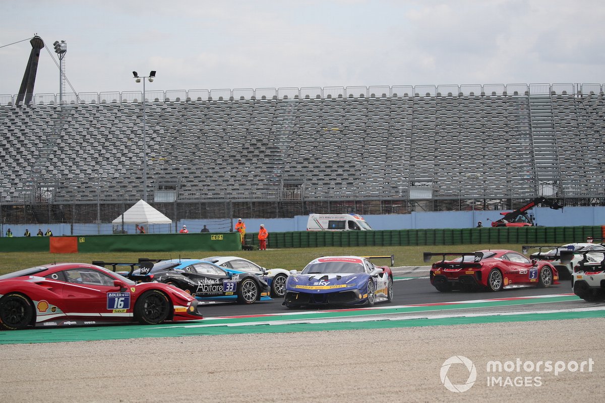 La partenza di Gara1 del Trofeo Pirelli