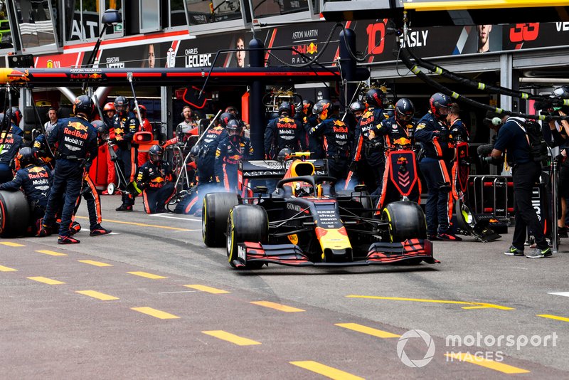 Max Verstappen, Red Bull Racing RB15, con le ruote fumanti, dopo il pit stop