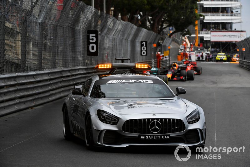La Safety Car precede Lewis Hamilton, Mercedes AMG F1 W10, e Max Verstappen, Red Bull Racing RB15
