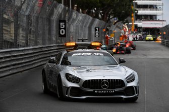 Safety Car voor Lewis Hamilton, Mercedes AMG F1 W10, en Max Verstappen, Red Bull Racing RB15