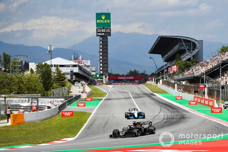 Romain Grosjean, Haas F1 Team VF-19, devant George Russell, Williams Racing FW42