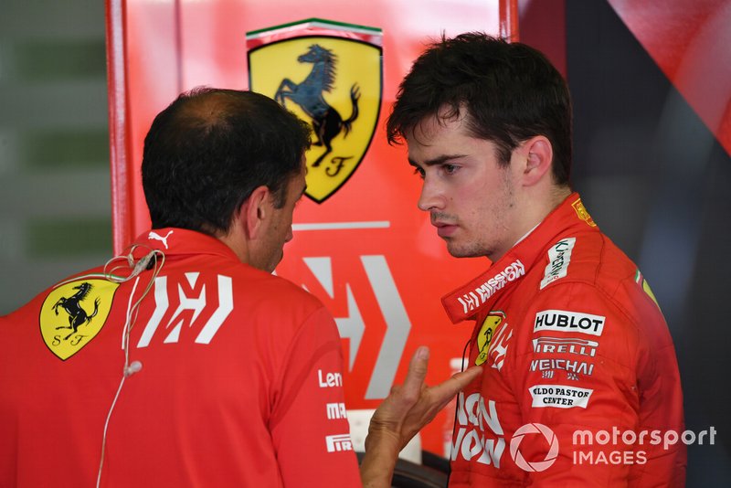Charles Leclerc, Ferrari, parla a Marc Gene, Ferrari