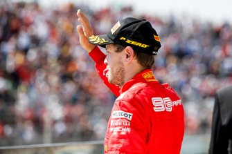 Sebastian Vettel, Ferrari, 2e plaats, op het podium
