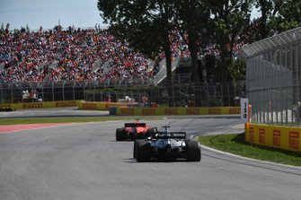 Sebastian Vettel, Ferrari SF90, voor Lewis Hamilton, Mercedes AMG F1 W10