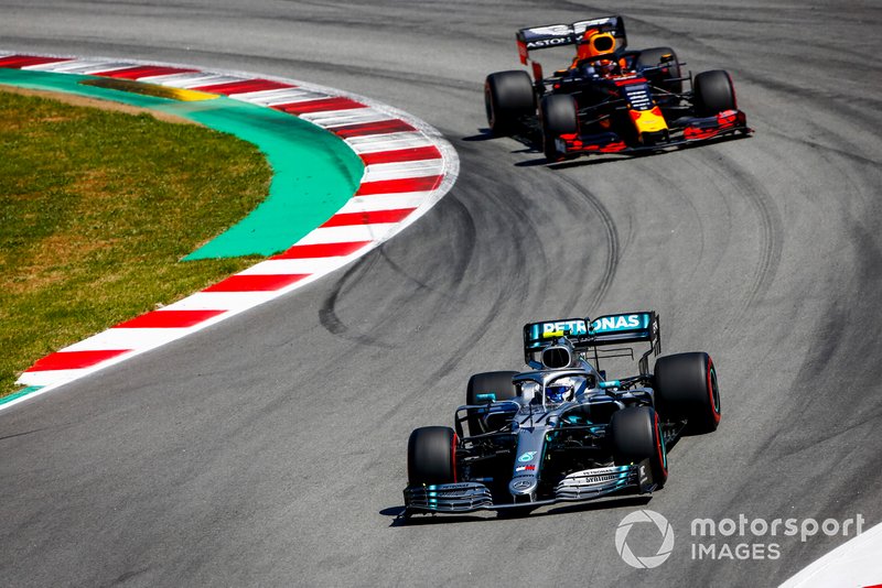 Valtteri Bottas, Mercedes AMG W10, guida Max Verstappen, Red Bull Racing RB15