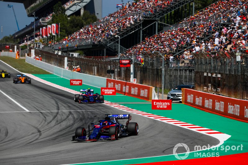 Daniil Kvyat, Toro Rosso STR14, leads Alexander Albon, Toro Rosso STR14, and Carlos Sainz Jr., McLaren MCL34
