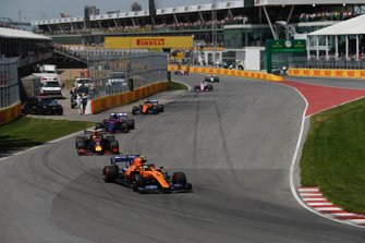 Lando Norris, McLaren MCL34, voor Max Verstappen, Red Bull Racing RB15, Daniil Kvyat, Toro Rosso STR14, en Carlos Sainz Jr., McLaren MCL34