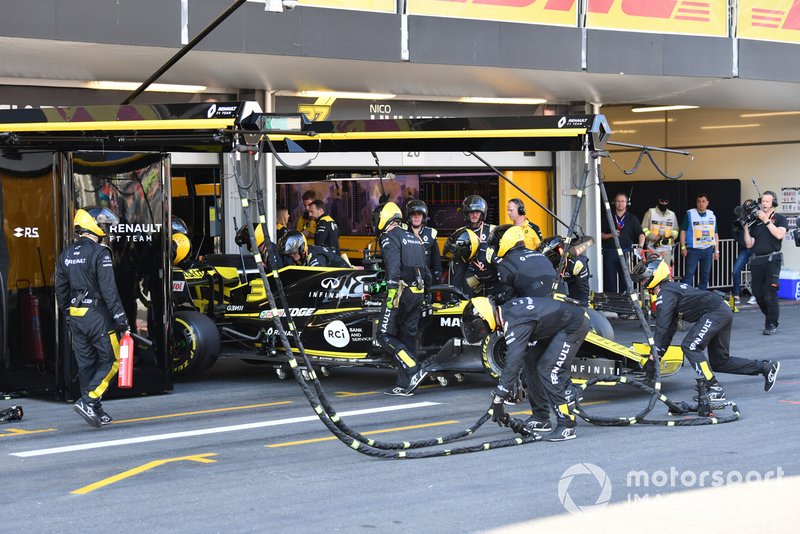 Daniel Ricciardo, Renault R.S.19, retires from the race with damage