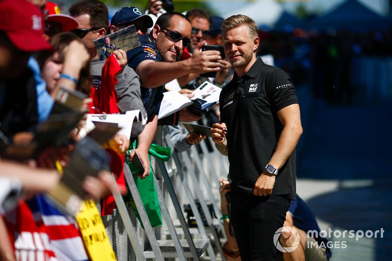 Kevin Magnussen, Haas F1, signe un autographe