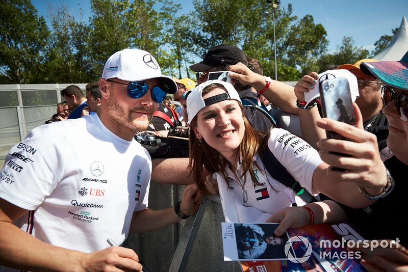 Valtteri Bottas, Mercedes AMG F1 poses for a selfie with a fan