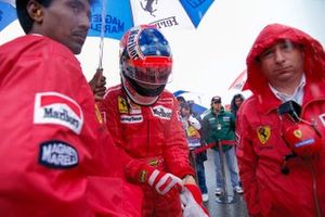 Michael Schumacher se prépare sur la grille avec Jean Todt