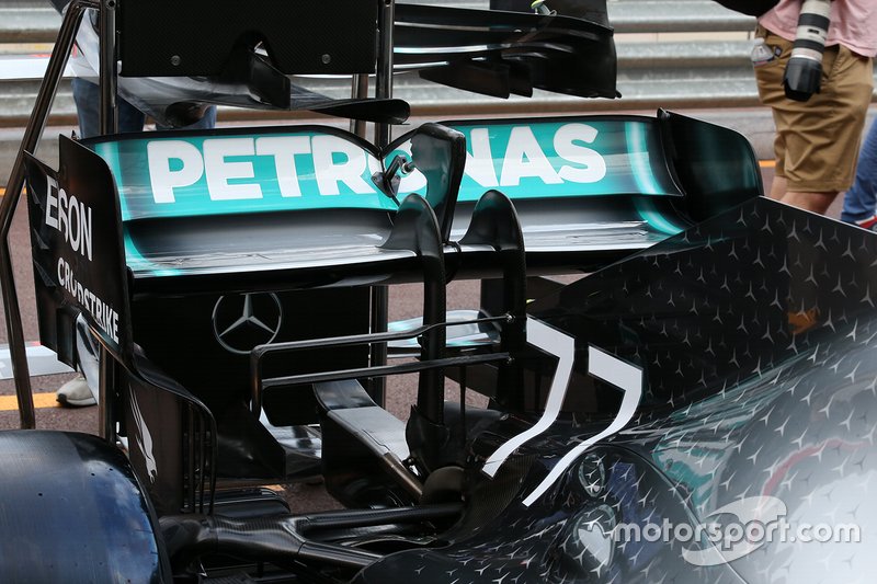 Mercedes W10: Heckflügel