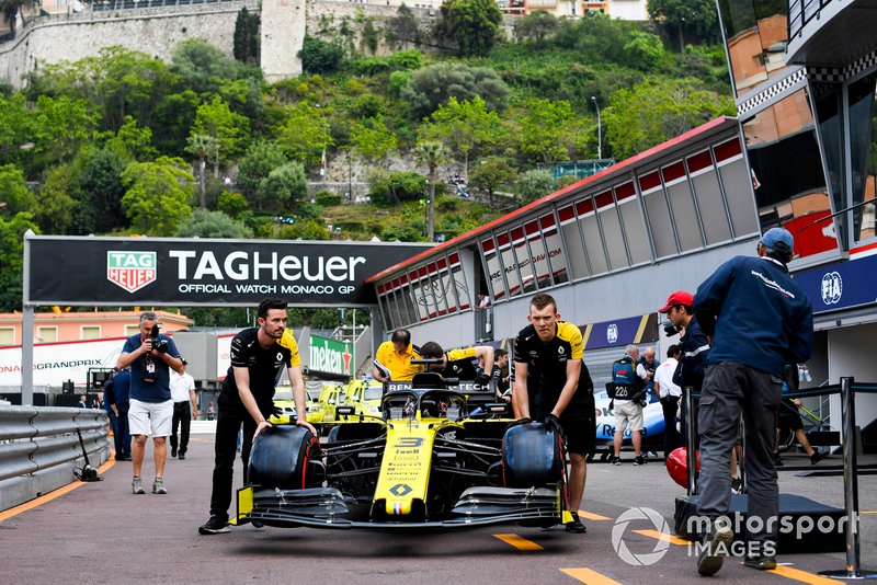 Car od Daniel Ricciardo, Renault R.S.19 pushed down the pit lane by Renault F1 Team mechanics