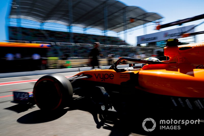 Lando Norris, McLaren MCL34, quitte le garage