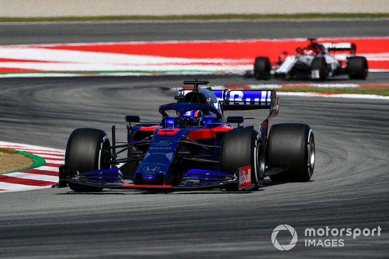 Alexander Albon, Toro Rosso STR14 et Kimi Raikkonen, Alfa Romeo Racing C38