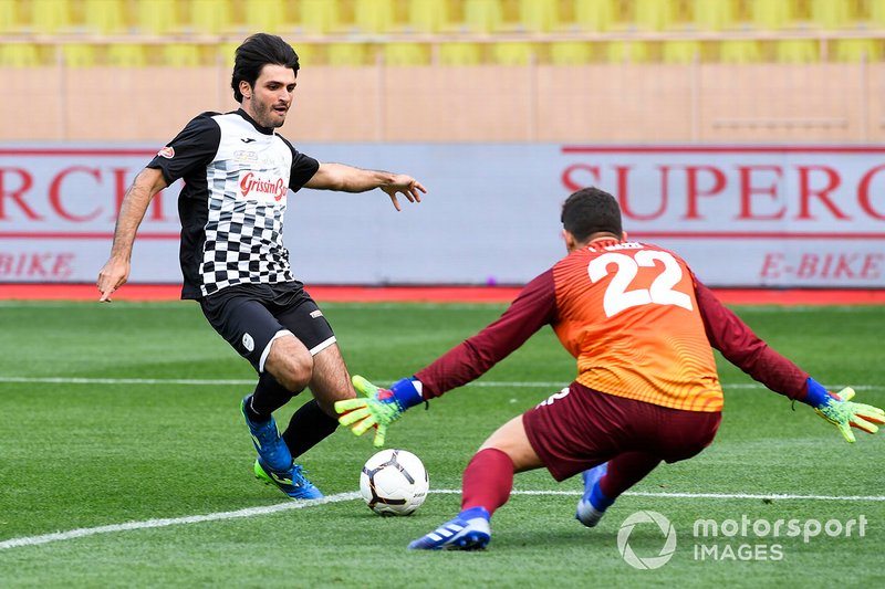 Carlos Sainz Jr., McLaren jugando a fútbol
