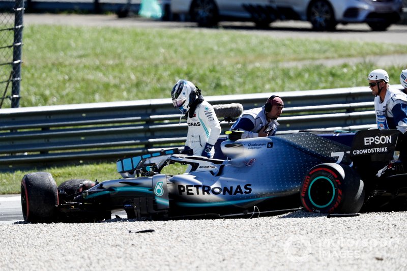 Valtteri Bottas, Mercedes AMG W10 getting out of his car after his crash