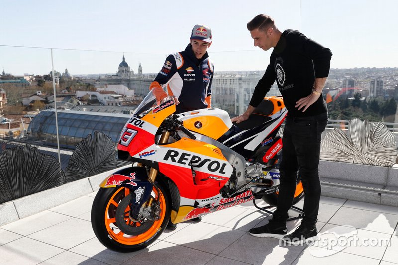 Marc Márquez le enseña su HRC a Joaquín, futbolista del Betis