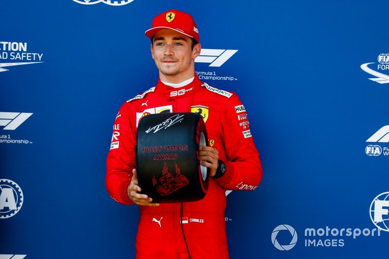 Pole Sitter Charles Leclerc, Ferrari riceve la Pirelli Pole Position Award