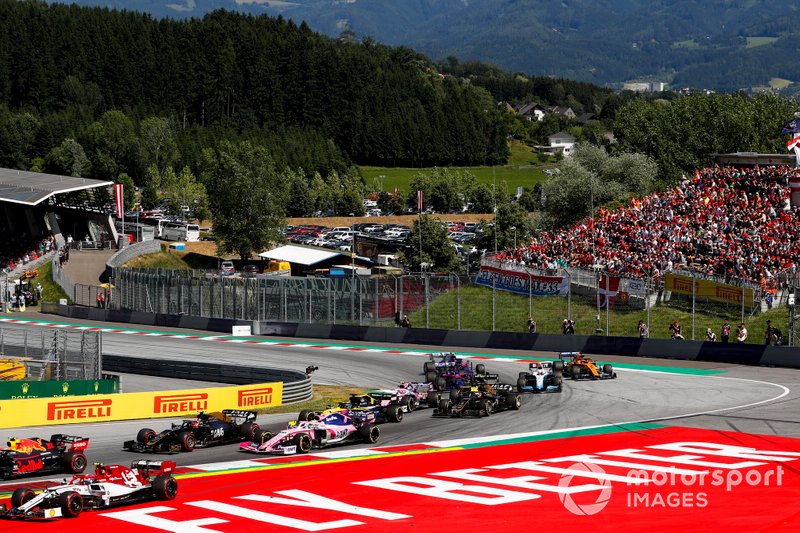 Pierre Gasly, Red Bull Racing RB15, precede Antonio Giovinazzi, Alfa Romeo Racing C38, Kevin Magnussen, Haas F1 Team VF-19, Sergio Perez, Racing Point RP19, Daniel Ricciardo, Renault F1 Team R.S.19, e il resto delle auto all'inizio della gara