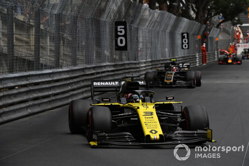 Daniel Ricciardo, Renault R.S.19, Kevin Magnussen, Haas F1 Team VF-19