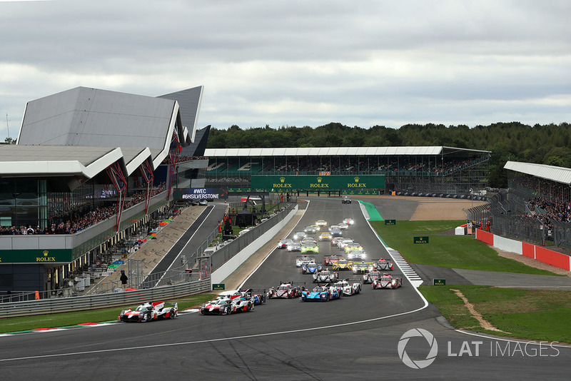 La largada, #7 Toyota Gazoo Racing Toyota TS050: Mike Conway, Kamui Kobayashi, Jose Maria Lopez