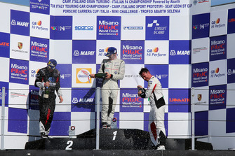 Podio Gara 1: il secondo classificato, Tommaso Mosca, Tsunami RT, il vincitore Alessio Rovera, Tsunami RT, il terzo classificato Enrico Fulgenzi, Ghinzani Arco Motorsport