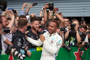 Lewis Hamilton, Mercedes AMG F1, fête sa victoire avec son équipe dans le Parc Fermé