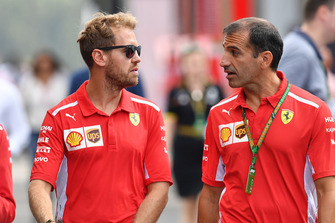 Sebastian Vettel, Ferrari avec des membres de Ferrari
