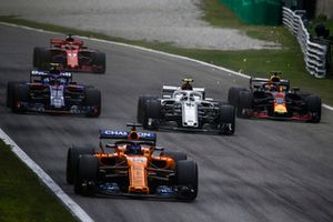 Fernando Alonso, McLaren MCL33, Pierre Gasly, Scuderia Toro Rosso STR13, Charles Leclerc, Alfa Romeo Sauber C37, Sebastian Vettel, Ferrari SF71H and Daniel Ricciardo, Red Bull Racing RB14 battle 