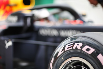 Des pneus ultratendres sur la voiture de Max Verstappen, Red Bull Racing RB14