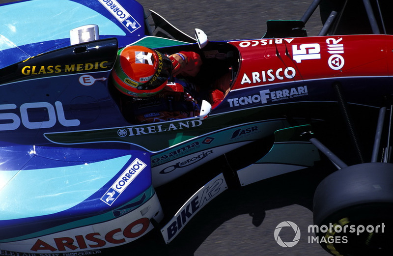 Eddie Irvine, Jordan 1994 (detalhe para as listras do capacete)