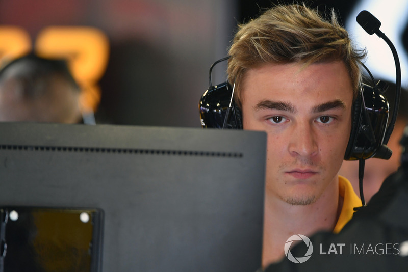 Артем Маркелов в гараже Renault Sport F1 Team
