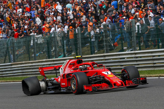 Kimi Raikkonen, Ferrari SF71H ilk turda patlak arka lastik ile