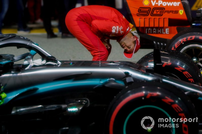 Sebastian Vettel, Ferrari, ispeziona l'auto diLewis Hamilton, Mercedes AMG F1 W10, al Parc Ferme