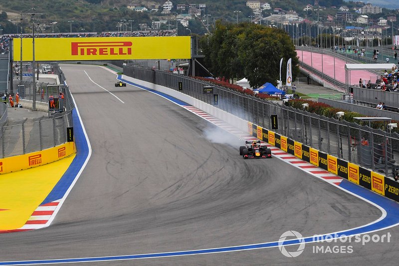 Alex Albon, Red Bull RB15, locks his brakes