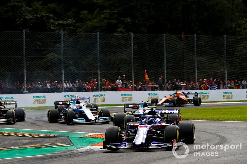 Pierre Gasly, Toro Rosso STR14, lidera Robert Kubica, Williams FW42, George Russell, Williams Racing FW42, y Romain Grosjean, Haas F1 Team VF-19