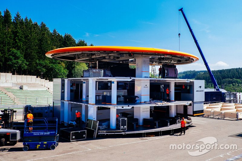 Моторхоум McLaren в процессе сборки