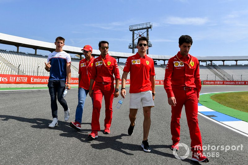 Charles Leclerc, Ferrari recorre la pista con su hermano Arthur Leclerc y sus mecánicos