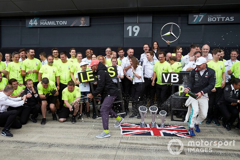 Lewis Hamilton, Mercedes AMG F1, 1st position, Valtteri Bottas, Mercedes AMG F1, 2nd position, and the Mercedes team celebrate