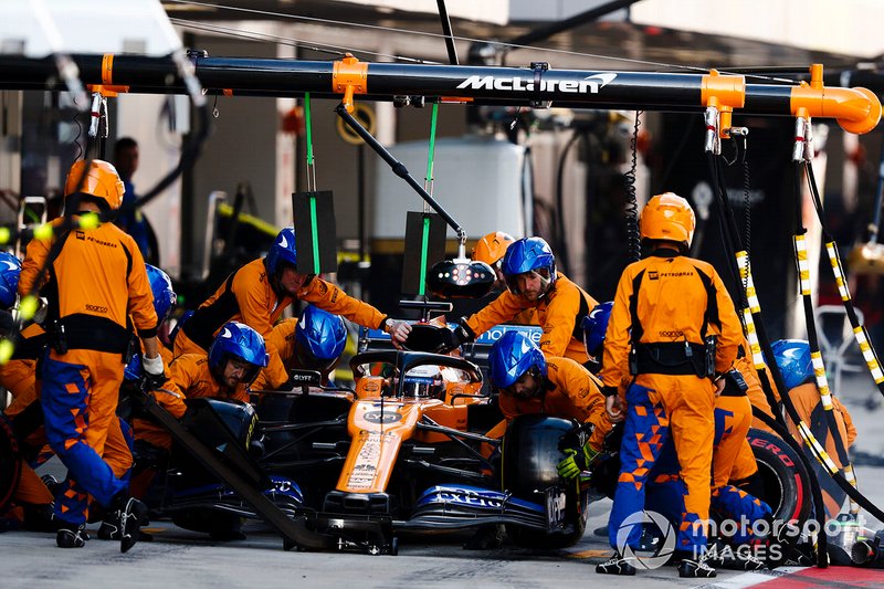 Carlos Sainz Jr., McLaren MCL34, au stand
